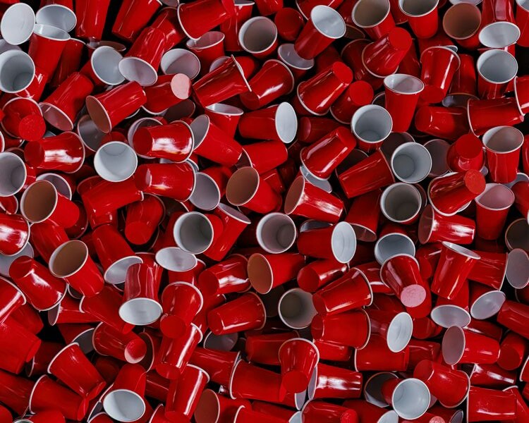 engineering-student-turns-red-solo-cups-into-stylish-sweaters-that-don’t-shed-microplastics