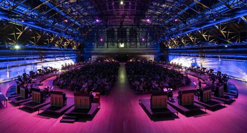 11,000-strings-tuned-slightly-differently-makes-music-to-engulf-an-audience-encircled-by-50-pianos-(video)