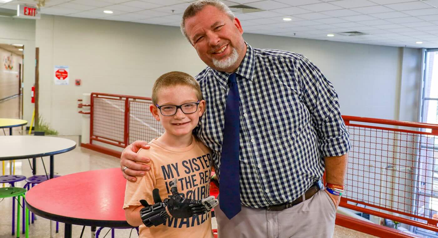 kentucky-teacher-of-the-year-created-a-prosthetic-hand-for-a-student-using-school’s-3d-printing-lab