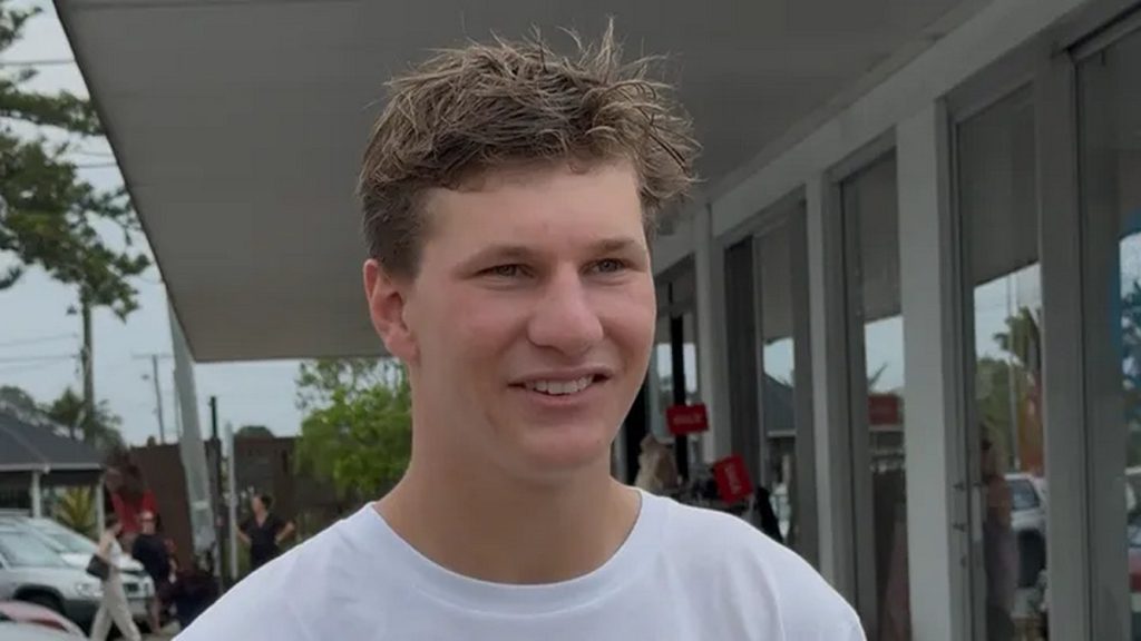 teen-rewarded-with-cash-and-job-after-turning-in-wad-of-$3,500-‘without-hesitation’