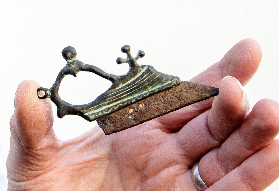 2,000-year-old-razor-that-shaved-ancient-romans-is-unearthed-and-up-for-auction