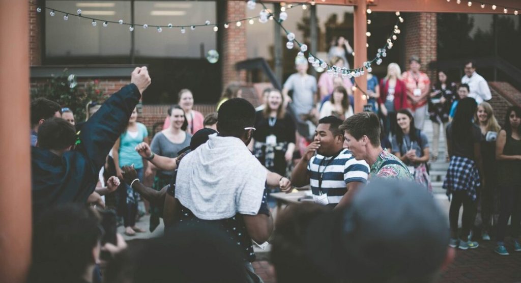 ‘offline’-trend-sees-thousands-attending-phone-free-concerts,-dates,-and-events-where-you-can-‘find-your-people’