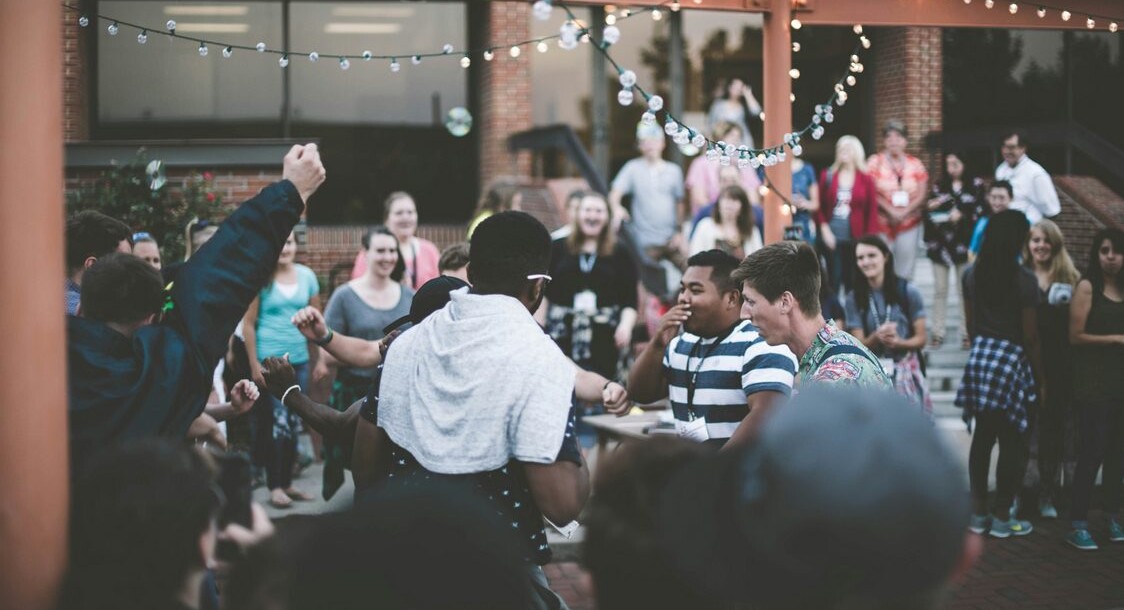 ‘offline’-trend-sees-thousands-attending-phone-free-concerts,-dates,-and-events-where-you-can-‘find-your-people’