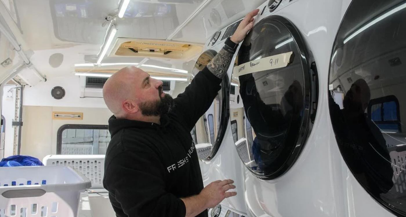 retired-cop-rehabs-bus-into-mobile-laundry:-he-now-washes-clothes-for-the-homeless