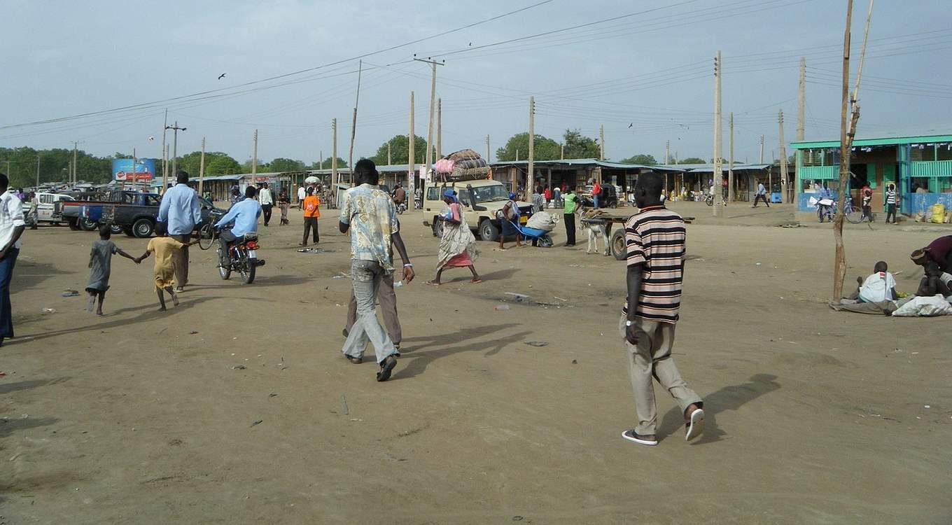 town-on-the-banks-of-the-nile-turns-flooding-into-fortune