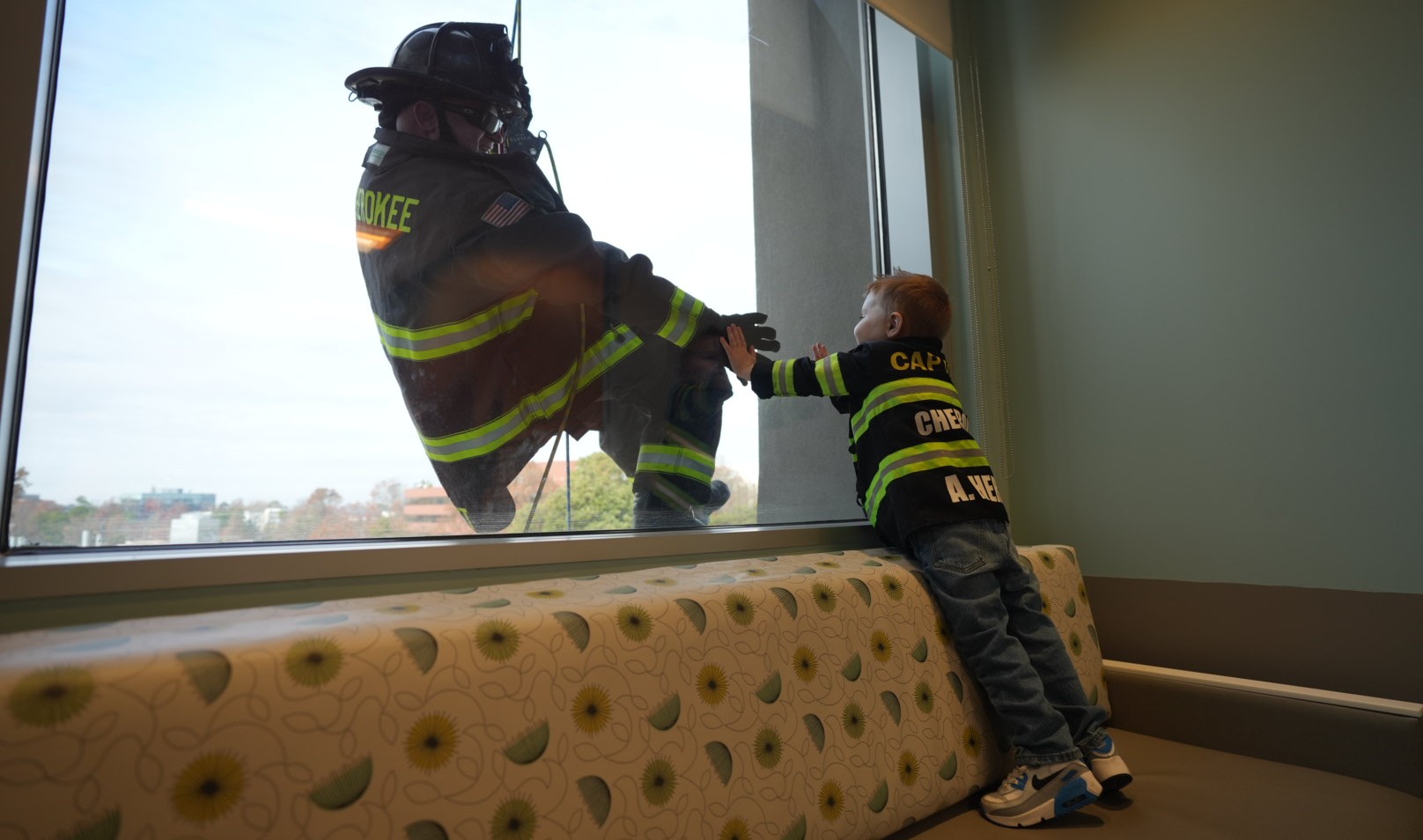 firefighters-rappel-down-the-windows-of-children’s-cancer-hospital-in-unforgettable-christmas-surprise