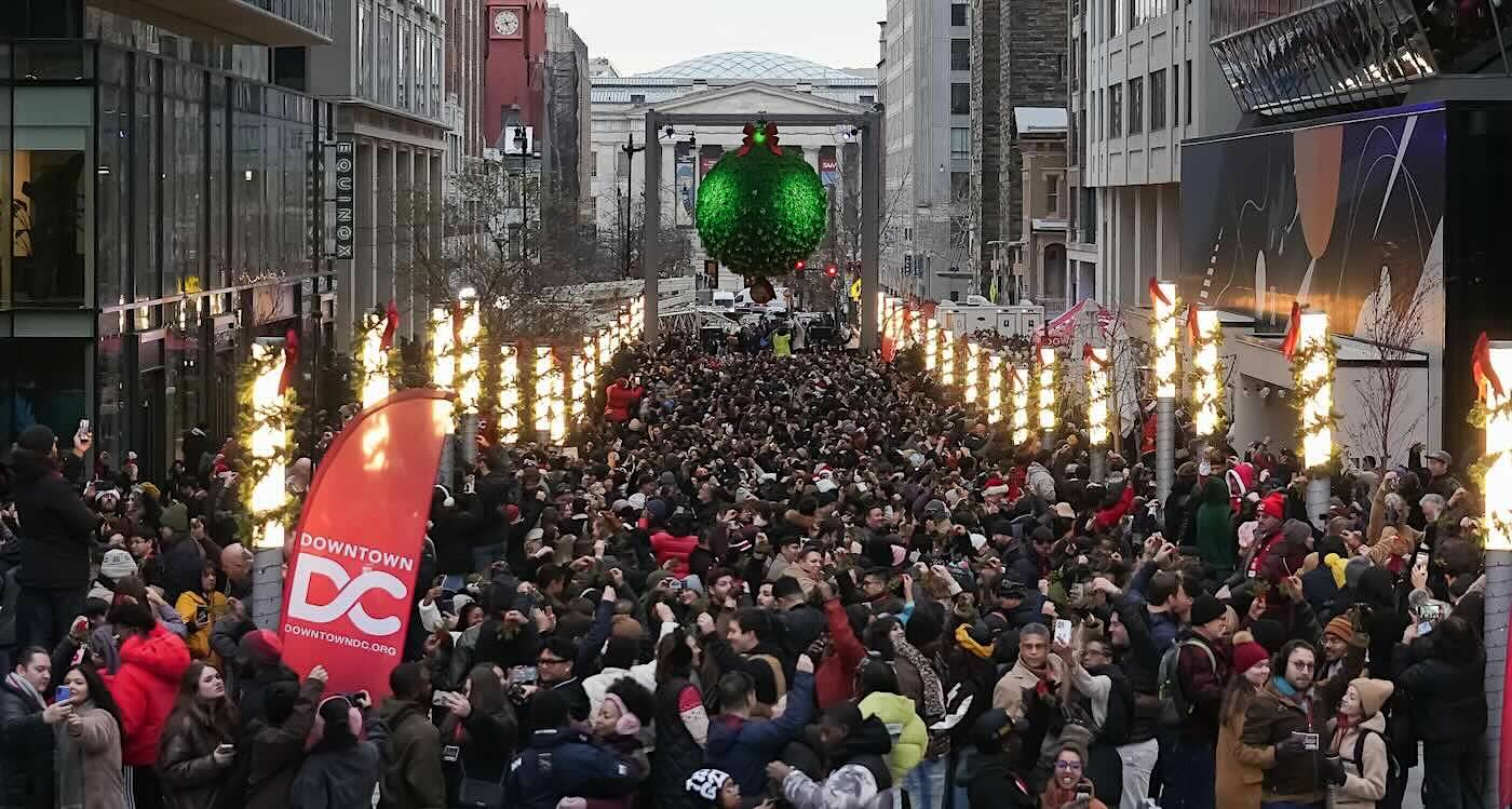 merry-kiss-mas:-thousands-gather-under-10-foot-mistletoe-in-dc-to-set-guinness-record-for-festive-smooches