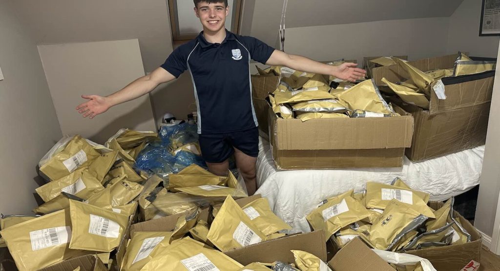 boy-selling-towel-that-stays-cool-for-2-hours-wins-$200,000-in-prize-money